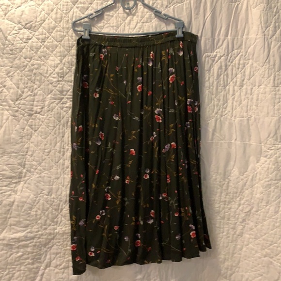 Dark green flowered skirt - Picture 2 of 4